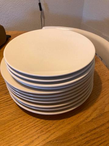 Gratis Set van 11 borden, 4 plat en 7 diep beschikbaar voor biedingen