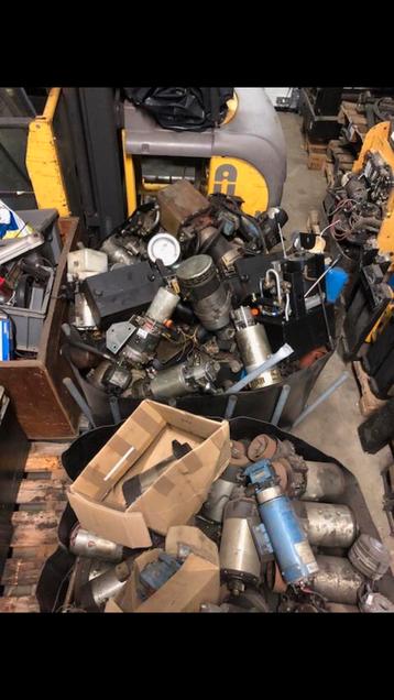 Heftruck onderdelen, vorken,opladers,banden, motor, batterij beschikbaar voor biedingen
