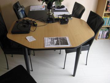 Eettafel Gratis af te halen in zeer goede staat beschikbaar voor biedingen