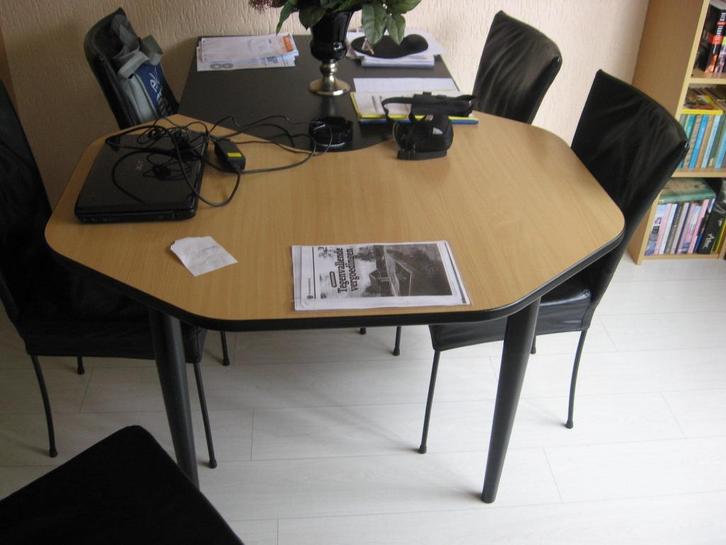 Eettafel Gratis af te halen in zeer goede staat, Huis en Inrichting, Tafels | Eettafels, Zo goed als nieuw, 150 tot 200 cm, 100 tot 150 cm