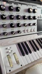 Moog minimoog voyager lunar impact white edition, Overige aantallen, Zo goed als nieuw, Met midi-aansluiting, Ophalen