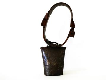 Grote koebel met een originele houten band originele klepel beschikbaar voor biedingen