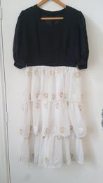 Zwart wit jurk, met goude bloemen motief maat 40, Kleding | Dames, Jurken, Maat 38/40 (M), Zwart, Nieuw, Ophalen of Verzenden