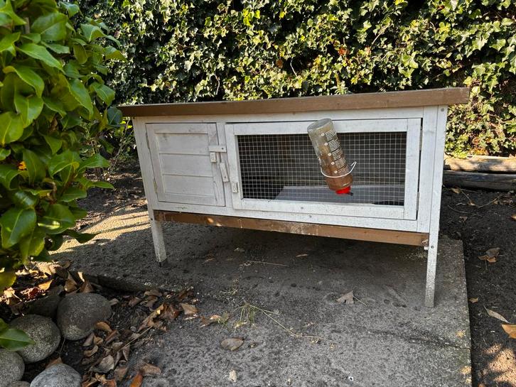 Konijnenhokje met bij 20 kilo voer , stro , hooi, Dieren en Toebehoren, Knaagdieren en Konijnen | Toebehoren, Zo goed als nieuw