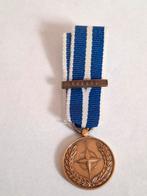 Medaille NATO Kosovo miniatuur, Ophalen of Verzenden, Landmacht, Nederland, Lintje, Medaille of Wings