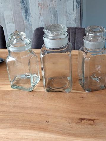 3 glazen zuurtjes  potten. beschikbaar voor biedingen