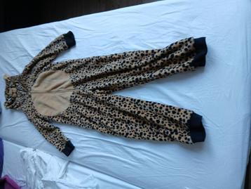 Een leuke en warme luipaard onesie in maat 134/ 140. beschikbaar voor biedingen