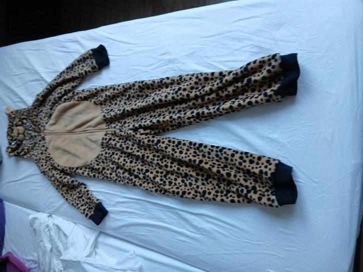 Een leuke en warme luipaard onesie in maat 134/ 140., Kinderen en Baby's, Kinderkleding | Maat 134, Zo goed als nieuw, Jongen of Meisje