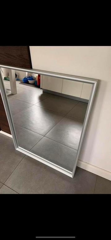 IKEA spiegel met mooi strakke zilvergrijze lijst 70x90 beschikbaar voor biedingen