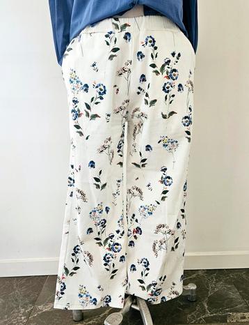 Witte wijde broek met bloemenprint,
Maat 36-38 beschikbaar voor biedingen
