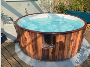 Helsinki spa/jacuzzi 7 pers-incl alle toebehoren  beschikbaar voor biedingen