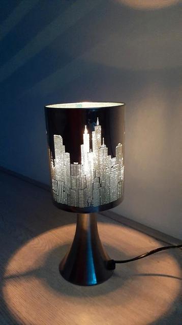 Stijlvolle lamp met skyline design TAFELLAMP beschikbaar voor biedingen