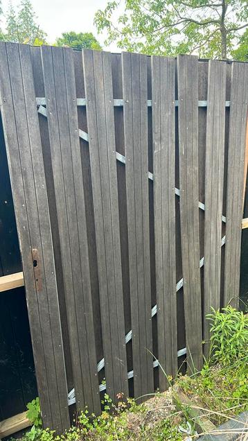 Hardhouten deur  (140 breed x 192 hoog) op frame beschikbaar voor biedingen