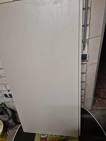 2 witte IKEA bureaus beschikbaar voor biedingen
