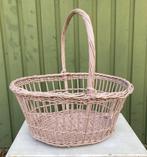 Brocante licht roze mandje met hengsel - luiermandje, Gebruikt, Mand, Ophalen of Verzenden, Riet