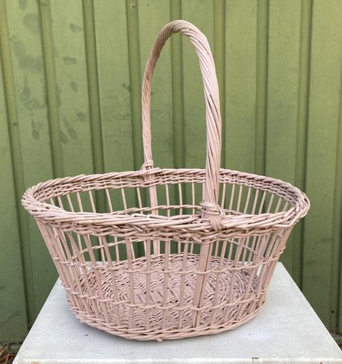 Brocante licht roze mandje met hengsel - luiermandje, Huis en Inrichting, Woonaccessoires | Schalen en Manden, Gebruikt, Mand