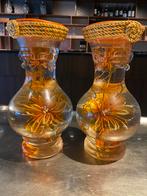 Twee decoratieve glazen vazen met bloem, Overige kleuren, Ophalen of Verzenden, Minder dan 50 cm, Glas