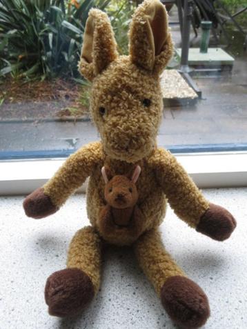2 x Kangoeroe kangaroe met jong merk Bibib meet ca 42 cm beschikbaar voor biedingen
