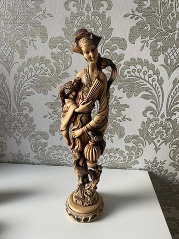 Mooi beeldje van vrouw beschikbaar voor biedingen