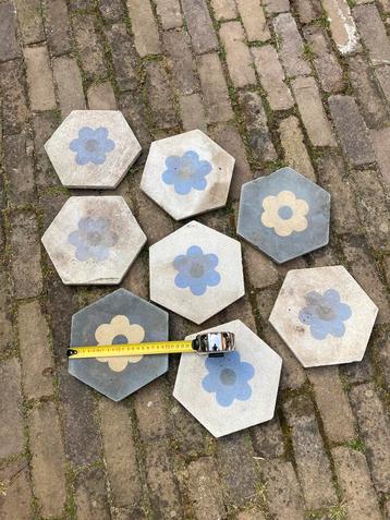 Hexagonale tegels met bloem motief beschikbaar voor biedingen