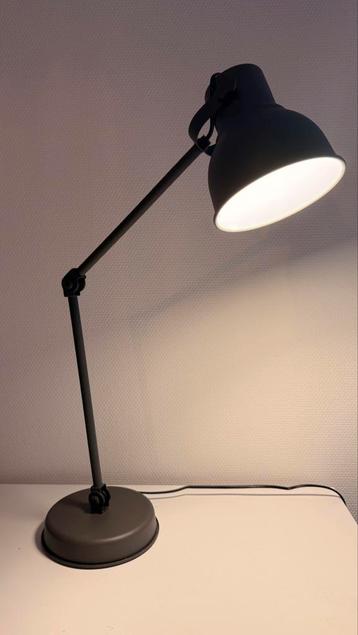 Verstelbare Bureaulamp met usb-poort beschikbaar voor biedingen