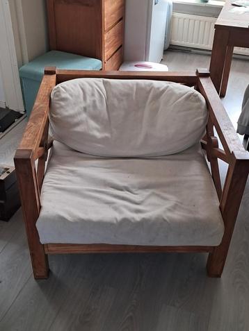 Houten fauteuil met kussens beschikbaar voor biedingen