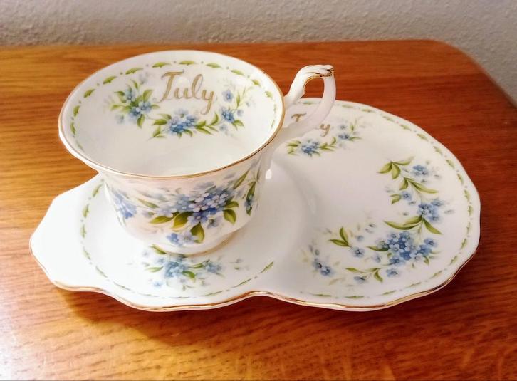 Royal Albert Flowers off the month July Hostess set, Antiek en Kunst, Antiek | Servies los, Ophalen of Verzenden