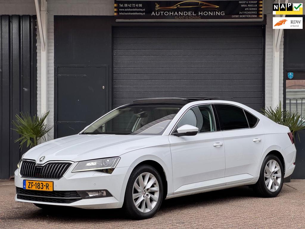 Skoda Superb 1.5 TSI ACT/AUT/PANO/NAVI/XENON/PDC/BOMVOLL, Auto's, Skoda, 1367 kg, 4 cilinders, 150 pk, Wit