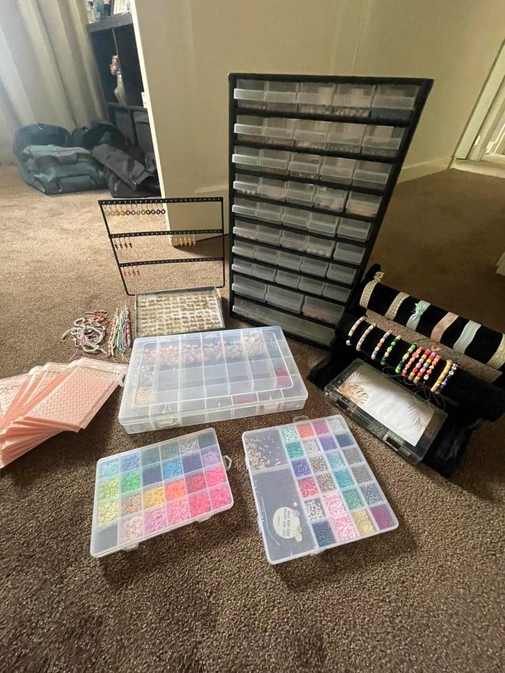 Ladenkast + allerlei sieraden en kralen, Hobby en Vrije tijd, Kralen en Sieraden maken, Overige typen, Ophalen