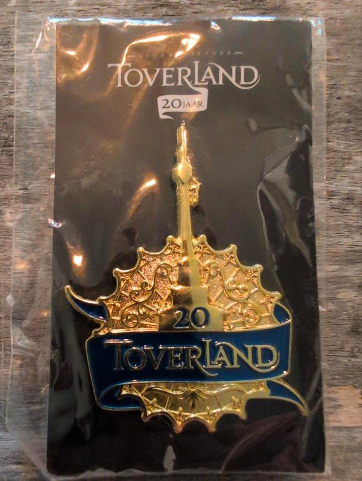 Toverland Jubileum Pin - 20 Jaar, Sieraden, Tassen en Uiterlijk, Kettingen, Nieuw, Overige materialen, Goud, Ophalen of Verzenden