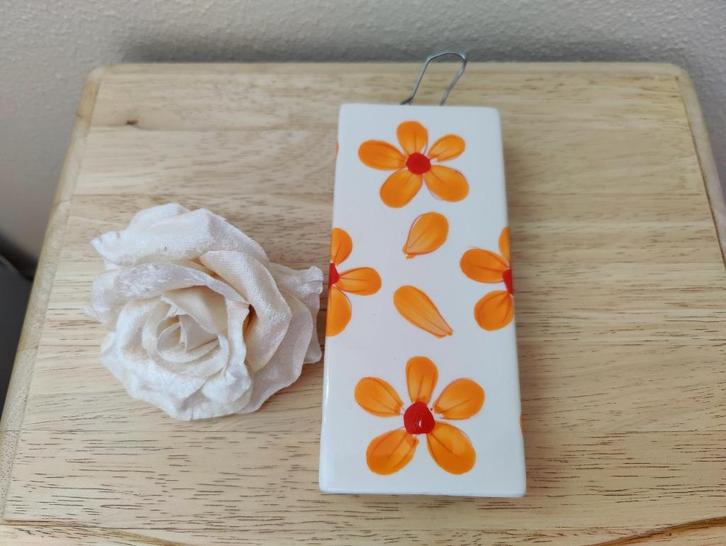 Vintage retro keramieken radiatorbakje met oranje bloemen, Huis en Inrichting, Woonaccessoires | Overige, Gebruikt, Verzenden