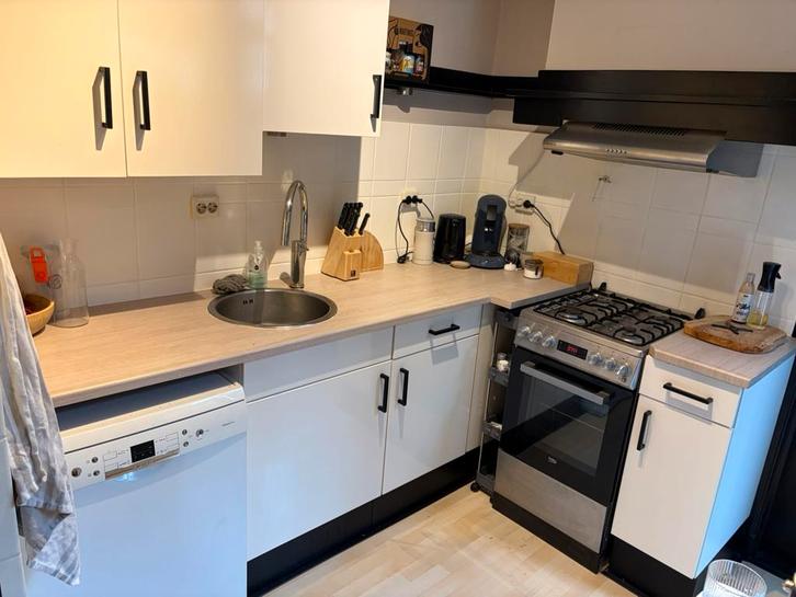 Nette keuken! Gratis af te halen., Huis en Inrichting, Keuken | Complete keukens, Gebruikt, Hoekkeuken, Zwart, Kunststof, Ophalen