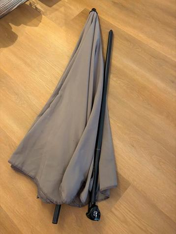 Grote kantelbare Intratuin parasol, in zeer goede staat beschikbaar voor biedingen