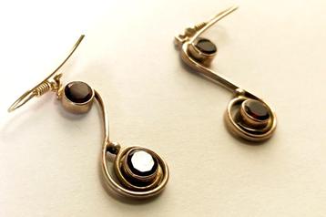 Mooie 925 Sterling zilveren oorbellen met Granaat edelstenen beschikbaar voor biedingen