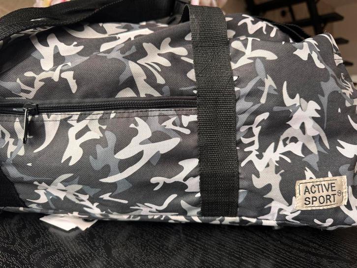 Active Sport Sporttas - Camouflage - 53x33x26 cm, Sieraden, Tassen en Uiterlijk, Tassen | Reistassen en Weekendtassen, Nieuw, Grijs