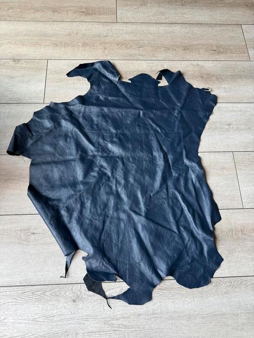 Donkerblauw Kalfsleer - huid - leder - 107 cm - 84 cm, Hobby en Vrije tijd, Stoffen en Lappen, Nieuw, Leer of Kunstleer, 30 tot 120 cm