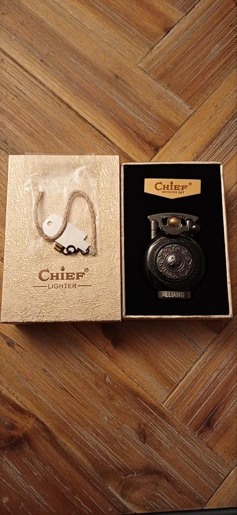 Chief Navulbare Aansteker + Extra's in Geschenkdoos, Verzamelen, Rookartikelen, Aanstekers en Luciferdoosjes, Nieuw, Aansteker