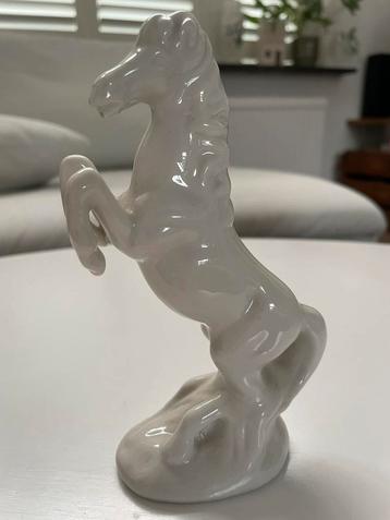 Wit beeldje steigerend paard / paardje beeld beschikbaar voor biedingen