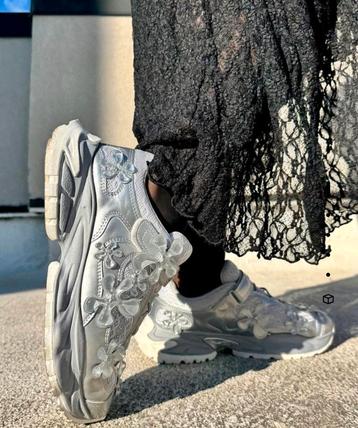 Bershka sneakers Bloemen out of core 
Maat 39 beschikbaar voor biedingen