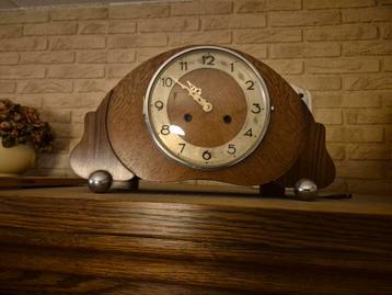 Antieke houten pendule beschikbaar voor biedingen