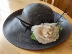 Zwarte hoed met bloemornament, 56 of 57 cm (M, 7 of 7⅛ inch), Gedragen, Ophalen of Verzenden, Hoed