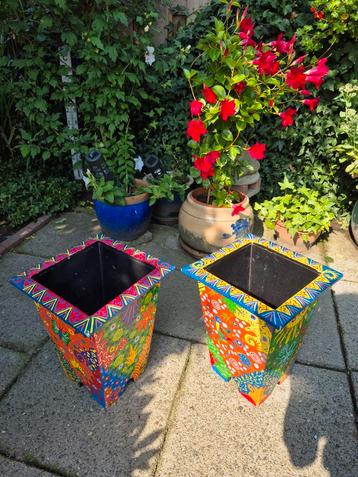 2 kleurrijke houten vazen / bakken: een echte eyecatcher! beschikbaar voor biedingen