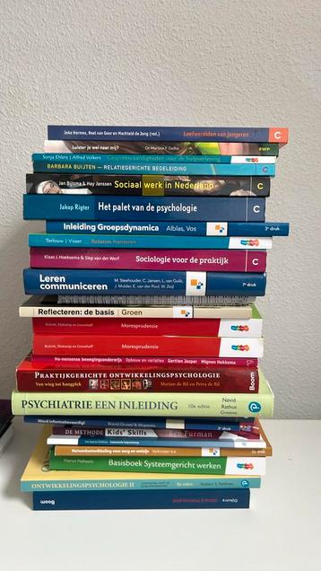 Stapel Social Work boeken beschikbaar voor biedingen