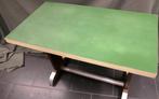 Een bistrotafel met groen formica blad., Ophalen of Verzenden
