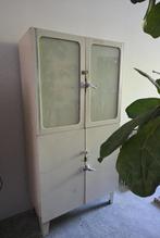 uniek vintage jaren 50 stalen apothekerskast, Huis en Inrichting, Kasten | Vitrinekasten, Ophalen, 50 tot 100 cm, Metaal, 25 tot 50 cm