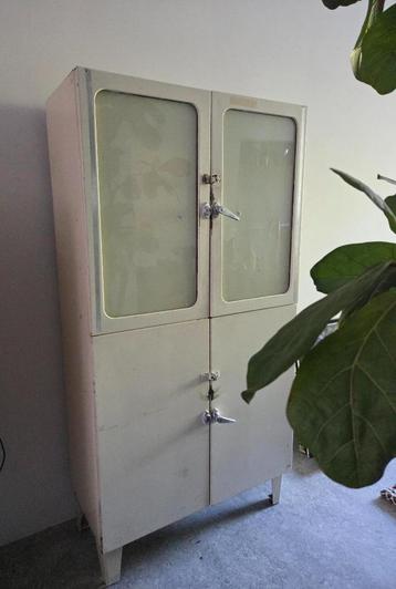 uniek vintage jaren 50 stalen apothekerskast beschikbaar voor biedingen