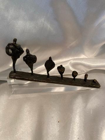 Verbronsde sculptuur van figuren op plexiglas sokkel.  Signa beschikbaar voor biedingen