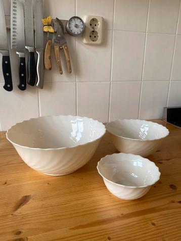 Vintage brocante Arcopal schalen/ komen France beschikbaar voor biedingen