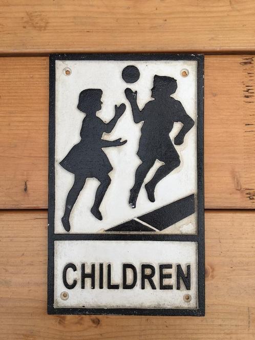 Gietijzeren bord met spelende kinderen, pas op kinderen, Kinderen en Baby's, Overige Kinderen en Baby's, Ophalen of Verzenden