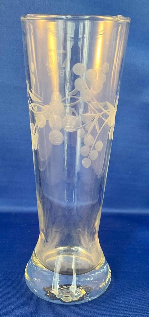 Slank vaasje met gegrafeerde druiventrossen, Antiek en Kunst, Antiek | Glas en Kristal, Ophalen of Verzenden